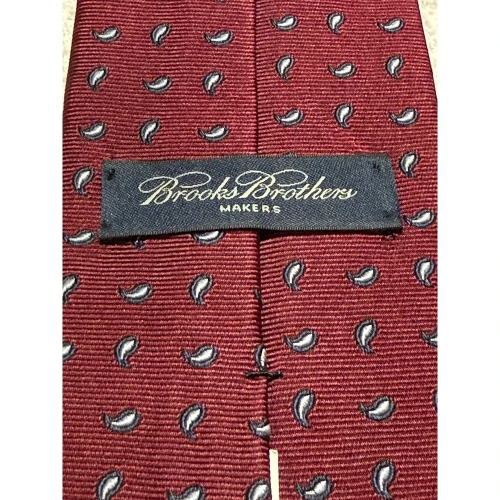 Brooks Brothers Makers Red Silk Paisley Tie Woven in England USA 01533